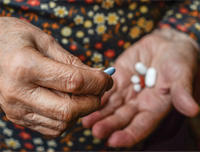 Médicaments  Halte à l’overdose pour les personnes âgées !